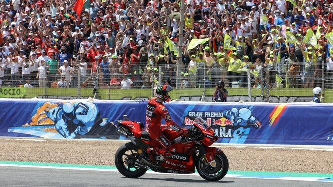Pecco Bagnaia saluda a los aficionados tras ganar el GP de España de MotoGP.
