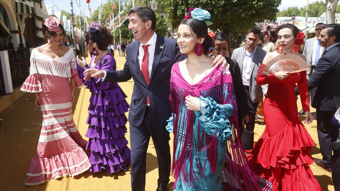 Inés Arrimadas, este martes en la pasada Feria de Sevilla, junto a Juan Marín, Rocío Ruiz, Teresa Pardo y Begoña Villacís.
