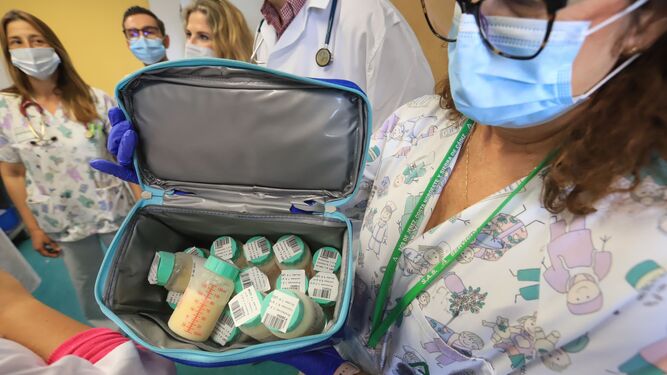Una enfermera muestra en el hospital de Jerez varios biberones con leche materna
