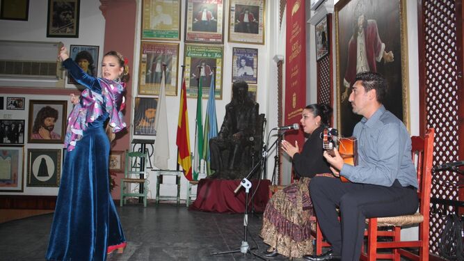 La cantaora Macarena 'La negra' y la bailaora Paula Moreno, en la peña Camarón de La Isla.