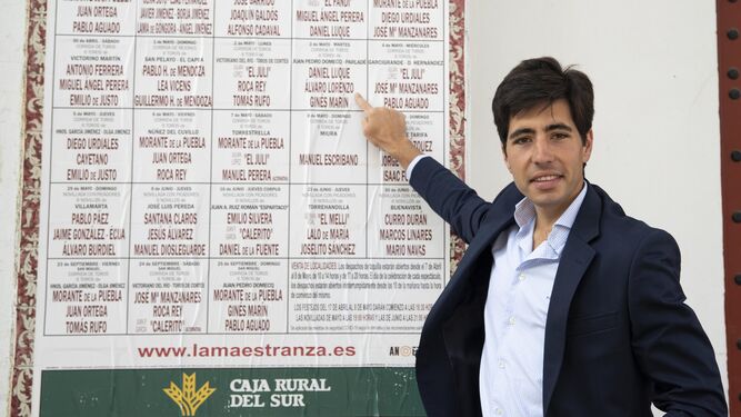 Álvaro Lorenzo señala su nombre en los carteles de la Maestranza.