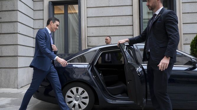 Pedro Sánchez entrando en un coche