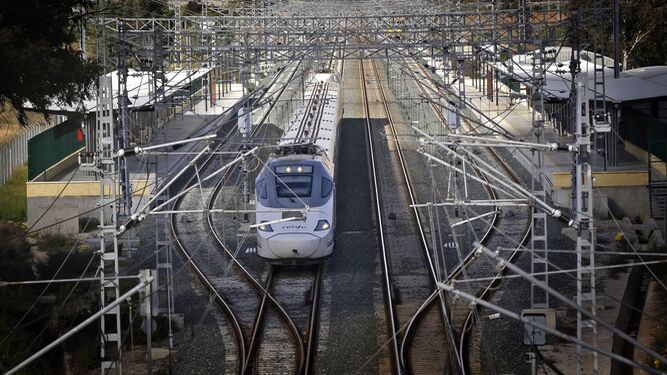 Un tren Alvia procedente de Madrid pasando por el apeadero del Aeropuerto de Jerez.