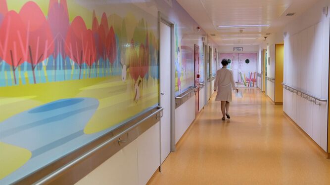 Fotografía de archivo de una enfermera caminando en el servicio de Pediatría de un hospital