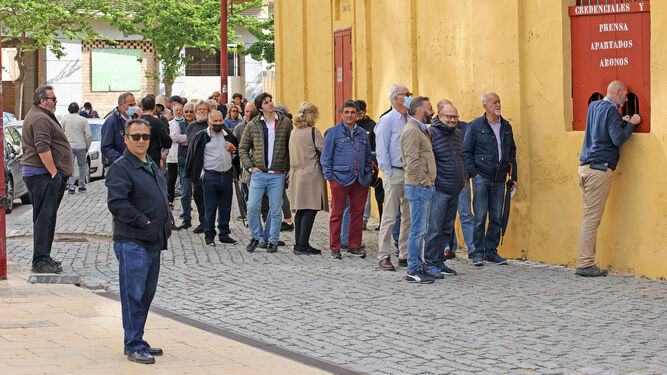 Aficionados haciendo cola para la compra de entradas para los festejos taurinos de la Feria de Jerez