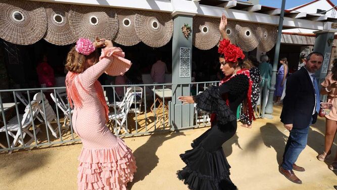 Una imagen de dos mujeres disfrutando de la Feria de Jerez, el año pasado.