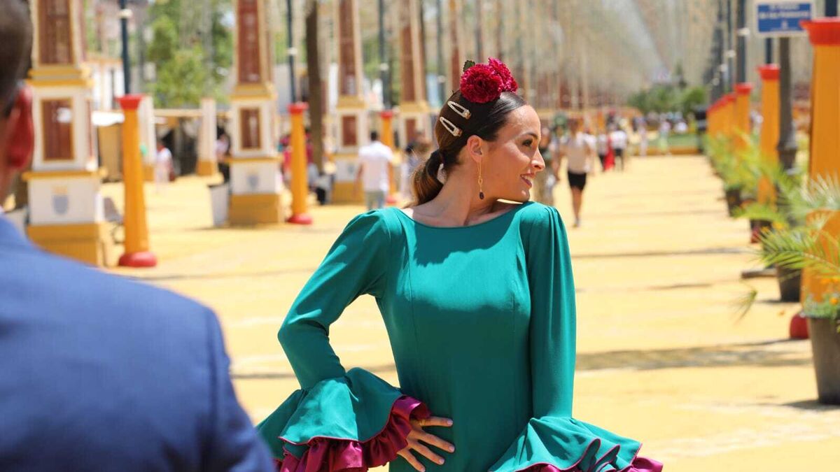 Flores en el pelo, el complemento estrella de la moda flamenca