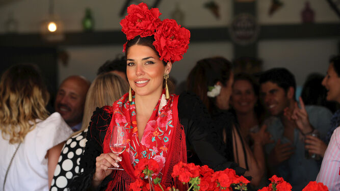 Una mujer con traje de flamenca, este sábado en la Feria de Jerez.