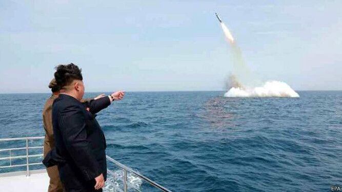 Lanzamiento de un misil balístico desde el mar en una foto de archivo
