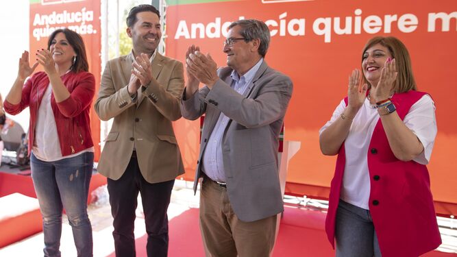 La visecretaria del PSOEA-A, Ángeles Férriz, en la Fiesta de la Rosa, junto a Noel López, José Entrena y la alcaldesa de Armilla, Loli Cañavate.