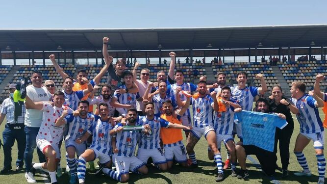 Los jugadores del Jerez Industrial celebran el triunfo en Ayamonte.