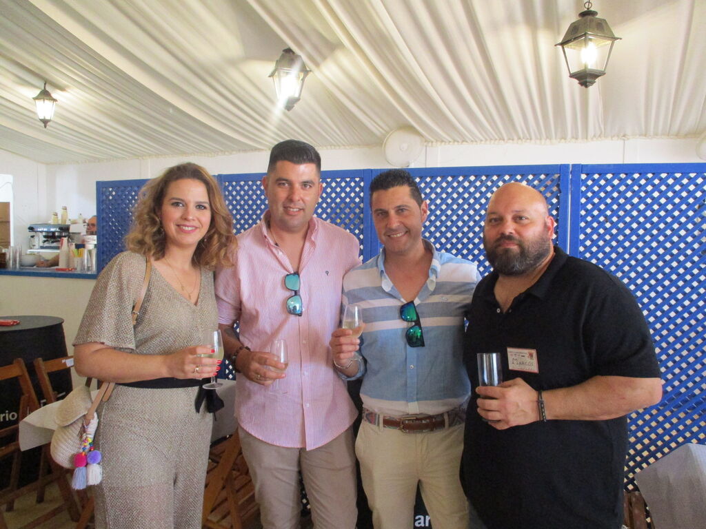 Jorge Montero, de Sherry Carlos, y Jorge Pereira, de TJE Electric, con Marisa L&oacute;pez, de Diario de Jerez.