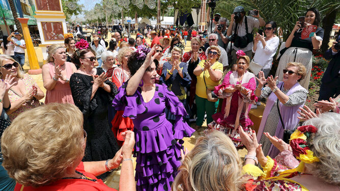 Rocío Ruiz no tuvo reparos en arrancarse a bailar con un grupo de mujeres ayer en el González Hontoria.