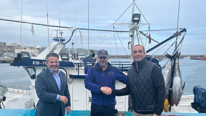 Juan Barragán, director Carrefour Los Barrios, Miguel Martos, armador del Román y Martos y Eduardo Ortega, director de pescadería de Carrefour España.