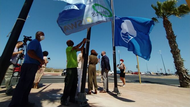 Izado de la bandera azul en la playa de Camposoto de San Fernando, en un verano anterior.