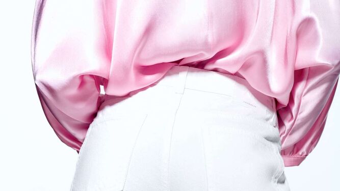 Zara tiene la combinación definitiva del verano 2022: pantalones blancos y blusa rosa.