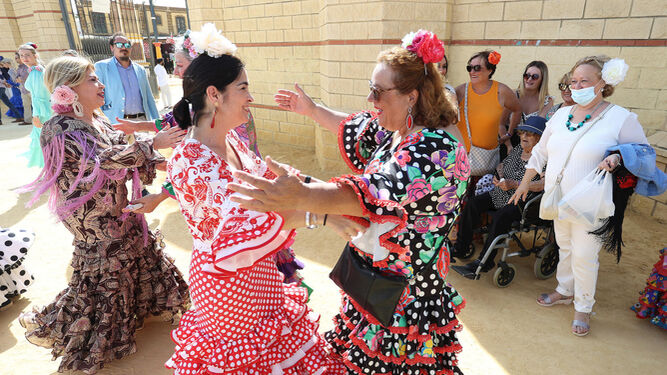 La ministra Carolina Darias saludando a María Soto Campos, que le ha confeccionado el traje de flamenca.