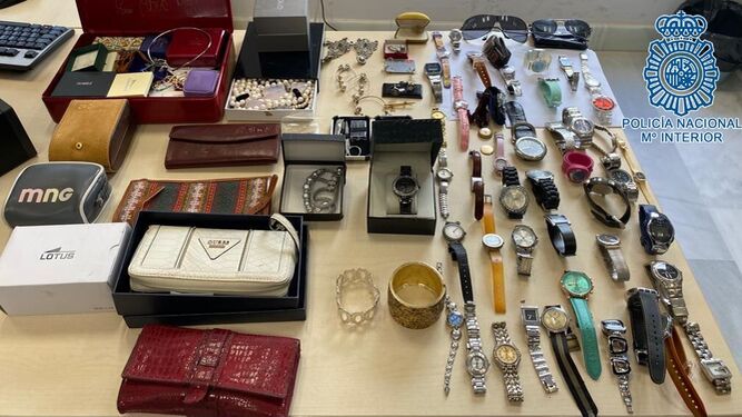 Los relojes, las joyas y el resto de pertenencias intervenidas al presunto ladrón
