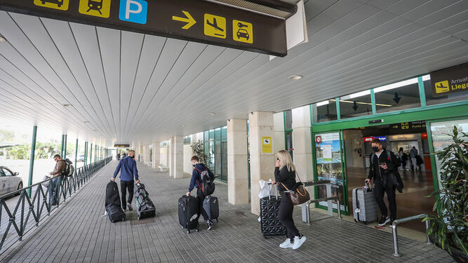 Pasajeros saliendo de la terminal del Aeropuerto de Jerez.