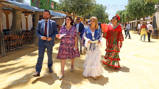 Adriana Lastra, junto a la alcaldesa,  Mamen Sánchez; y el delegado del Estado en la Zona Franca de Cádiz, Fran González .