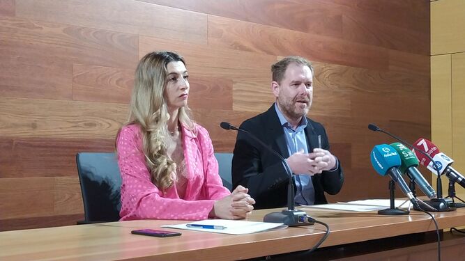 Claudia Márquez y Conrado Rodríguez, en la rueda de prensa que ofrecieron este jueves tras conocer el archivo de las diligencias judiciales.