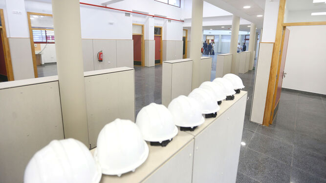 Varios cascos de obras colocados en el mostrador del centro de salud de Los Gallos durante su puesta en marcha, en una imagen de archivo.