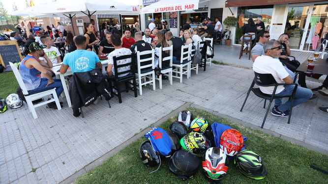 Motoristas en un bar de la avenida Juan Carlos I en la edición de este año del GP de España.