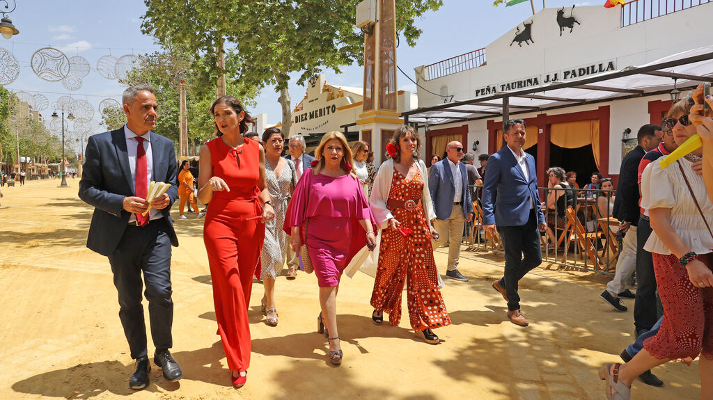 La Ministra Reyes Maroto se pase&oacute; por el Real de la Feria de Jerez