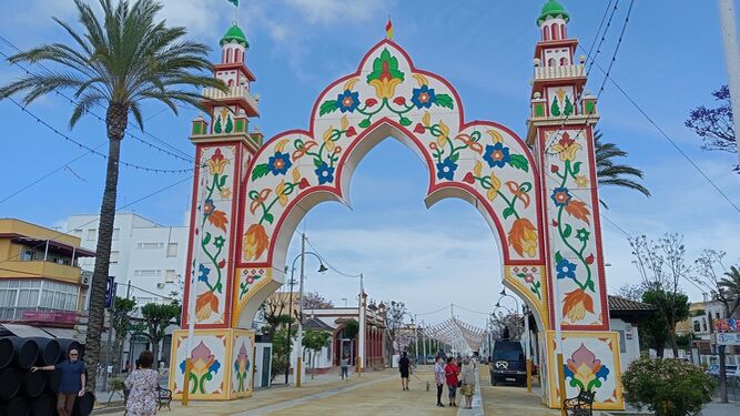 La portada del Real de la Feria de la Manzanilla instalada en el tramo más céntrico del paseo de La Calzada.