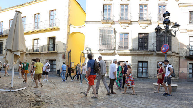 Turistas sin mascarillas este martes por la plaza de la Yerba.