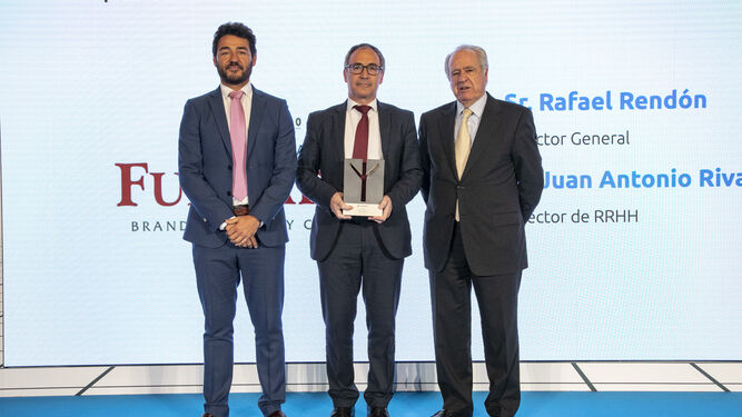 El director general de Bodegas Fundador, Rafael Rendón, con el premio.