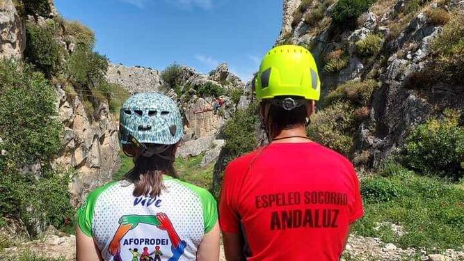 La jornada inclusiva se realiza gracias al Grupo Espeleosocorro Andaluz y la asociación AFOPRODEI.