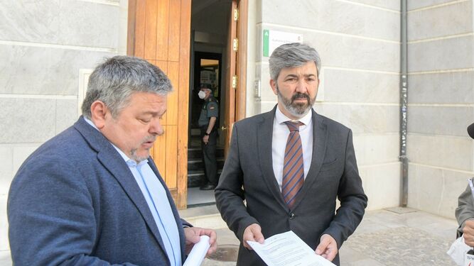 Representantes de la coalición 'Andaluces Levantaos' durante el registro de la denuncia.