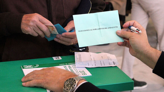 Una persona deposita su voto en las anteriores elecciones andaluzas.