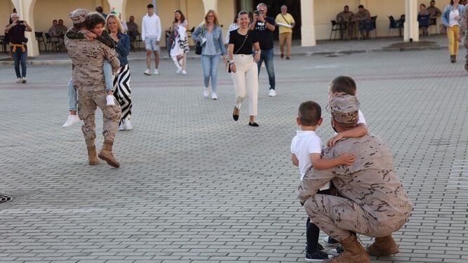 Familiares, en el TEAR, recibiendo a los infantes de marina que acaban de llegar de la misión en Mali.
