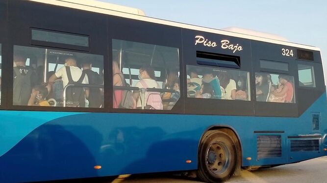 Un autobús, en el recorrido hacia la playa de Camposoto, en una imagen de archivo.