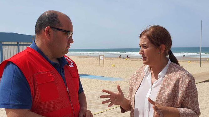 La delegada municipal de Playas, Ana González, visita la playa de La Barrosa junto al coordinador del servicio de salvamento y socorrismo de Cruz Roja Española, José Antonio Rodríguez Santana,