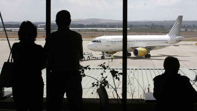 Un avión en el Aeropuerto de Jerez, visto desde la terminal.