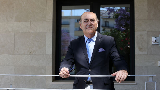 El presidente de la patronal andaluza de gasolineras posa a la entrada de la Cámara de Comercio de Jerez.
