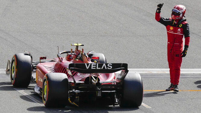 Leclerc celebra su pole levantado el puño en Montmeló.