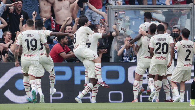 Los jugadores del Milan celebran uno de los tantos.