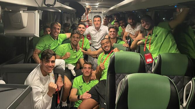 Los jugadores y técnicos del Ceuta celebran su triunfo.