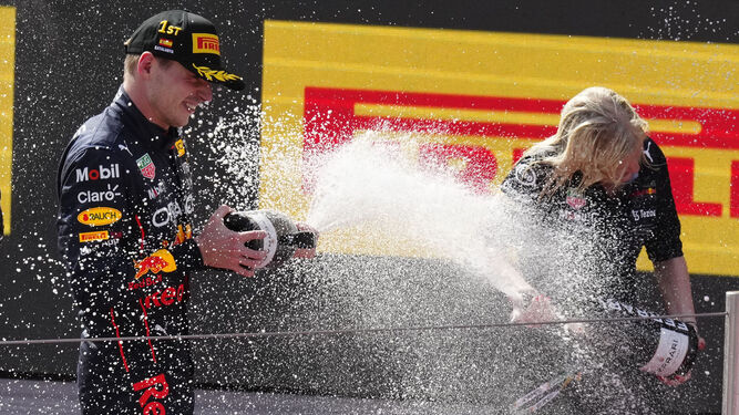 Verstappen celebra la victoria en el podio.