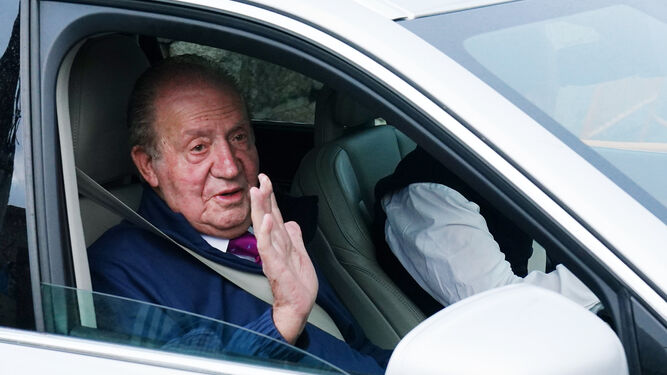 El Rey emérito saluda desde un vehículo.