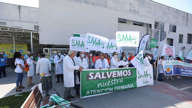 Concentración convocada por el Sindicato Médico Andaluz esta mañana en el Centro de Salud La Milagrosa.