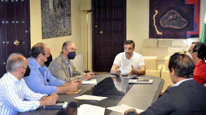 José Antonio Díaz, en su reunión con representantes de Grupo Q Gestión Inmobiliaria.
