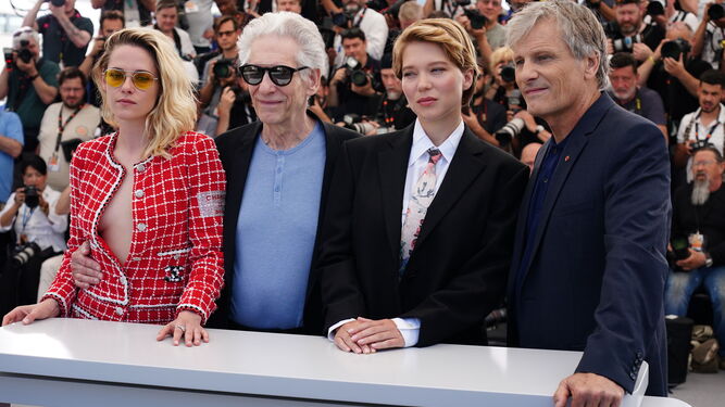 Cronenberg, con sus actores Kristen Stewart, Léa Seydoux y Viggo Mortensen, en Cannes.