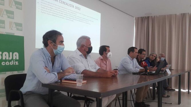 Responsables de Asaja-Cádiz junto a representantes de las cooperativas ceralistas de la provincia.