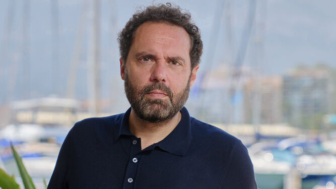 Aitor Gabilondo, productor y guionista, en el rodaje de 'Escándalo. Relato de una obsesión' para Telecinco