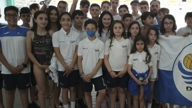 Los nadadores del DKV CN Jerez que participaron en Cádiz.